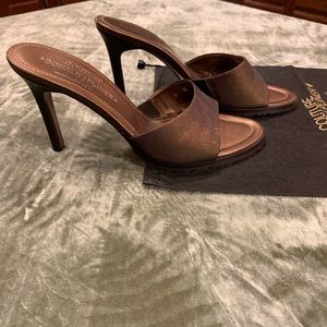Donald J. Pliner, Size 8, Slip on Leather Heels, Worn only, so just like new!